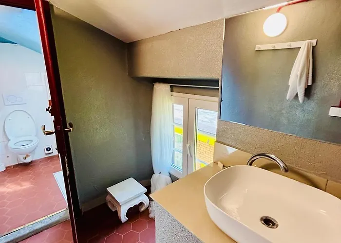 Amazing Attic At The דירה