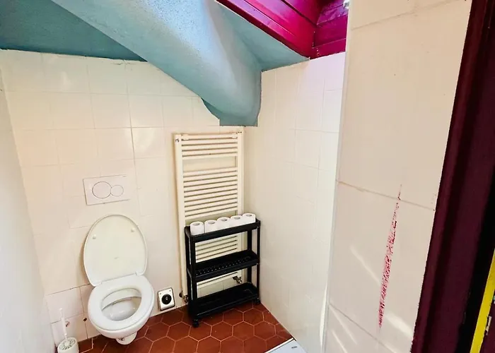 Amazing Attic At The דירה